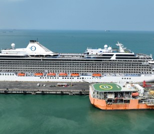 RIVIERA cruise ship with MARSHALL ISLAND nationality, length of 240.16 meters, width of 32.2 meters, and depth of 7.4 meters, docked safely at PAS