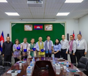 CEO of Sihanoukville Autonomous Port and the management team allowed five members from the Khmer-American Association led by Mr. Pen Sitha, former Deputy Director General of Administration of PAS