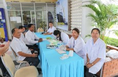 ក្រុមគ្រូពេទ្យ នៃមន្ទីរពេទ្យបង្អែក ខេត្តព្រះសីហនុ បានចុះមកកំពង់ផែស្វយ័តក្រុងព្រះសីហនុ