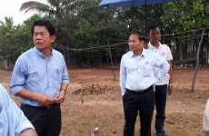 សកម្មភាពចុះត្រួតពិនិត្យដំបូលសាលារៀនស្រុកព្រៃនប់ដែលត្រូវបានខ្យល់កន្ត្រាក់ប៉ើងដំបូល