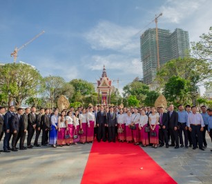 ថ្នាក់ដឹកនាំ កសស បានអញ្ជើញចូលរួមក្នុង ពិធីដាក់កម្រងផ្កាគោរពវិញ្ញាណក្ខន្ធ ក្នុងឱកាសខួបអនុស្សាវរីយ៍លើកទី៦៩ នៃទិវាបុណ្យឯករាជ្យជាតិ ៩ វិច្ឆិកា
