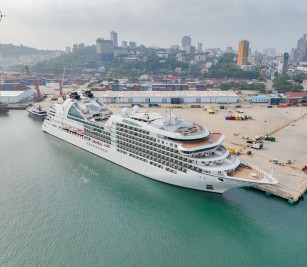 Seabourn Encore cruise ship with Bahamas nationality, length of 210.50 meters, width of 28 meters, and depth of -6.60 meters, docked safely at PAS