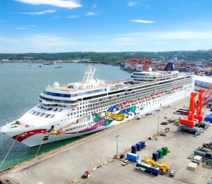នាវាទេសចរណ៍០១គ្រឿង ឈ្មោះ NORWEGIAN JEWEL សញ្ជាតិ BAHAMAS ដែលមានប្រវែងបណ្តោយ ២៩៤.១៣ម៉ែត្រ ទទឹង៣២.២០ម៉ែត្រ ចេញដំណេីរមកពីប្រទេសវៀតណាម បានចូលចតនៅកំពង់ផែស្វយ័តក្រុងព្រះសីហនុ