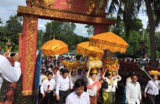 ឯកឧត្តម លូ គឹមឈន់ និងលោកជំទាវ ជ្រា ពៅ បានដង្ហែអង្គកឋិនទានសាមគ្គី ទៅកាន់វត្តឥន្ទញ្ញាណ