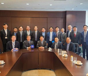 ថ្នាក់ដឹកនាំ កសស ចូលសម្តែងការគួរសមចំពោះ ឯកឧត្តម SAITO Tetsuo រដ្ឋមន្ត្រីក្រសួងដែនដី ហេដ្ឋារចនាសម្ព័ន្ធ ដឹកជញ្ជូននិងទេសចរណ៍,  ឯកឧត្តម TAKEI Shunsuke អនុរដ្ឋមន្ត្រី ក្រសួងការបរទេស  និង ឯកឧត្តម YAMADA Junichi