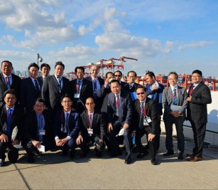 ថ្នាក់ដឹកនាំ កសស  បានទស្សនកិច្ចសិក្សាកំពង់ផែត្យូក្សូ ។ កំពង់ផែត្យូក្សូគឺជាកំពង់ផែសមុទ្រធំមួយរបស់ជប៉ុន និងជាកំពង់ផែធំមួយក្នុងអាងមហាសមុទ្រប៉ាស៊ីហ្វិក ដែលមានសមត្ថភាពលើកដាក់ទំនិញប្រមាណ 100លានតោនក្នុង1ឆ្នាំ និង 4,5 លាន TEUs កុងតឺន័រ ក្នុង 1 ឆ្នាំ