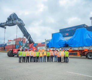 កុងតឺន័រ Transshipment ត្រូវបានលើកដាក់ផ្ទេរចេញពីកំពង់ផែស្វយ័តក្រុងព្រះសីហនុ (កសស)