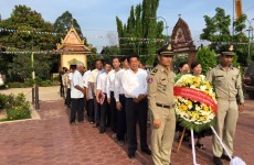 ឯកឧត្តម លូ គឹមឈន់ ប្រធានក្រុមការងារថ្នាក់ជាតិចុះជួយស្រុកស្រីសន្ធរ បានគោរពវិញ្ញាណក្ខន្ធថ្ងៃ ២០ ឧសភា
