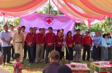 ឯកឧត្តម លូ គឹមឈន់ និងលោកជំទាវ បាននាំយកអំណោយសម្តេចគតិព្រឹទ្ធបណ្ឌិត ផ្តល់ជូនបងប្អូនប្រជាពលរដ្ឋដែលជួបការលំបាក