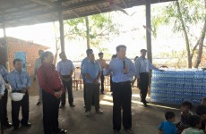 ឯកឧត្តម យន្ត មីន និងឯកឧត្តម លូ គឹមឈន់ និងលោកជំទាវ បានចុះជួយប្រជាពលរដ្ឋដែលខ្វះខាតទឹកប្រើប្រាស់នៅភូមិជម្ពូខ្មៅ ឃុំទួលទទឹង ស្រុកព្រៃនប់