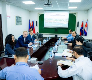 ទទួលបន្ទុកជាប្រធានអគ្គនាយក កំពង់ផែស្វយ័តក្រុងព្រះសីហនុ និងថ្នាក់ដឹកនាំ កសស បានទទួលស្វាគមន៍ដំណើរទស្សនកិច្ចរបស់ ក្រុមការងារ ក្រុមហ៊ុន ឃឺន