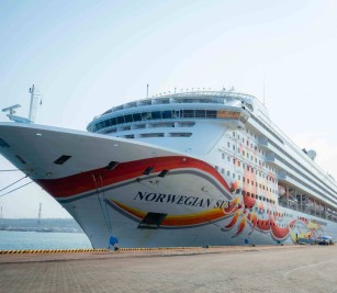 NORWEGIAN SUN cruise ship with nationality of BAHAMAS
