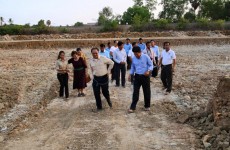 ការរៀបចំបំបែកវ៉ានទឹកចែកជូនប្រជាជនយកទៅប្រើ ដោយឥតគិតថ្លៃ និងពិនិត្យមើលការជីកស្រះទំហំ១០ ០០០ម៉ែត្រក្រឡា