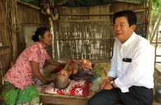 ឯកឧត្តម លូ គឹមឈន់ បានចុះសួរសុខទក្ខ និងឧបត្ថម្ភប្រាក់ជូនគ្រួសារដែលមានកូនពិការពីកំណើត នៅឃុំស្វាយពោធិ៍ ស្រុកស្រីសន្ធរ