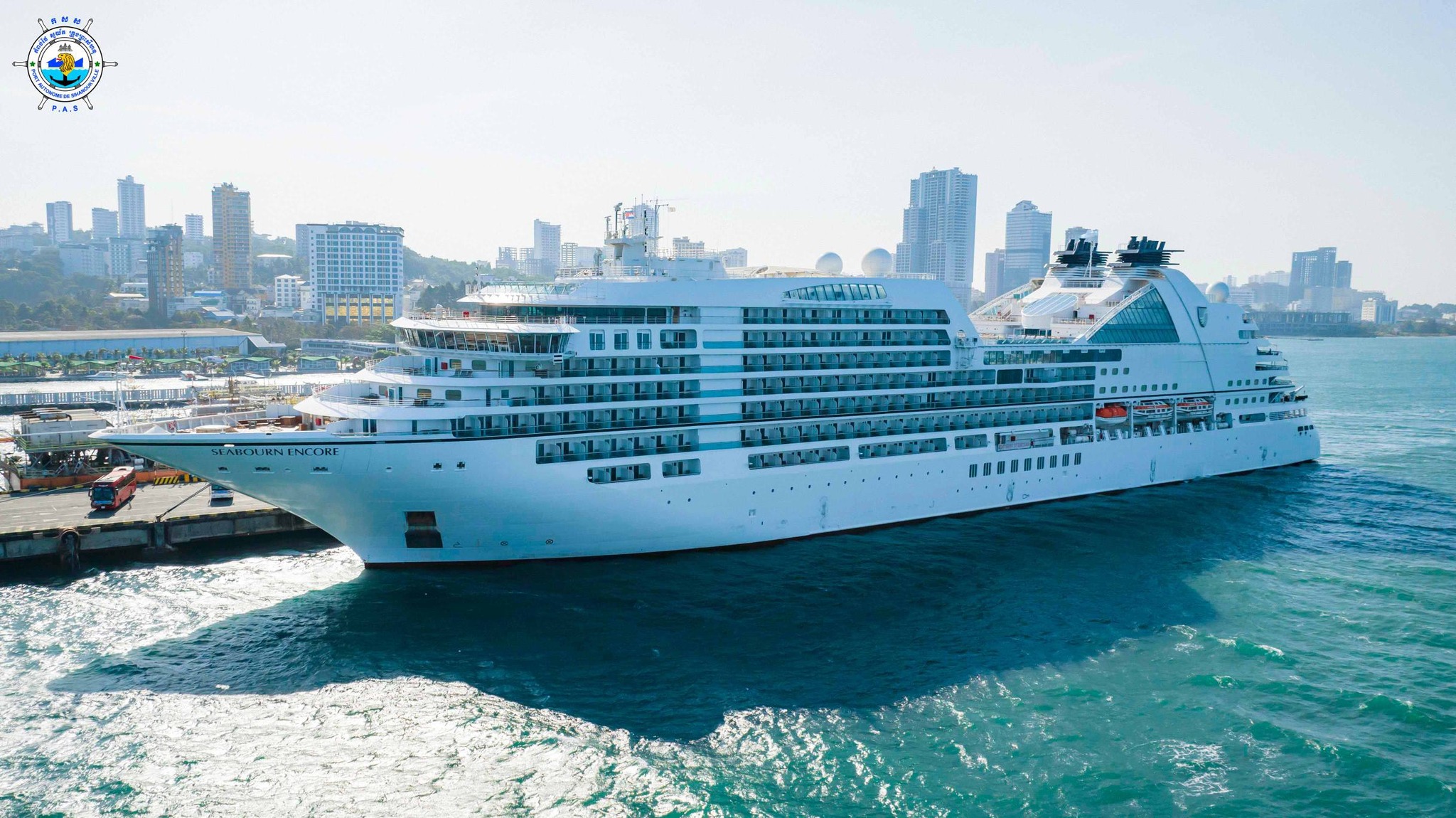 នាវាទេសចរណ៍ឈ្មោះ SEABOUNR ENCORE សញ្ជាតិ BAHAMAS
