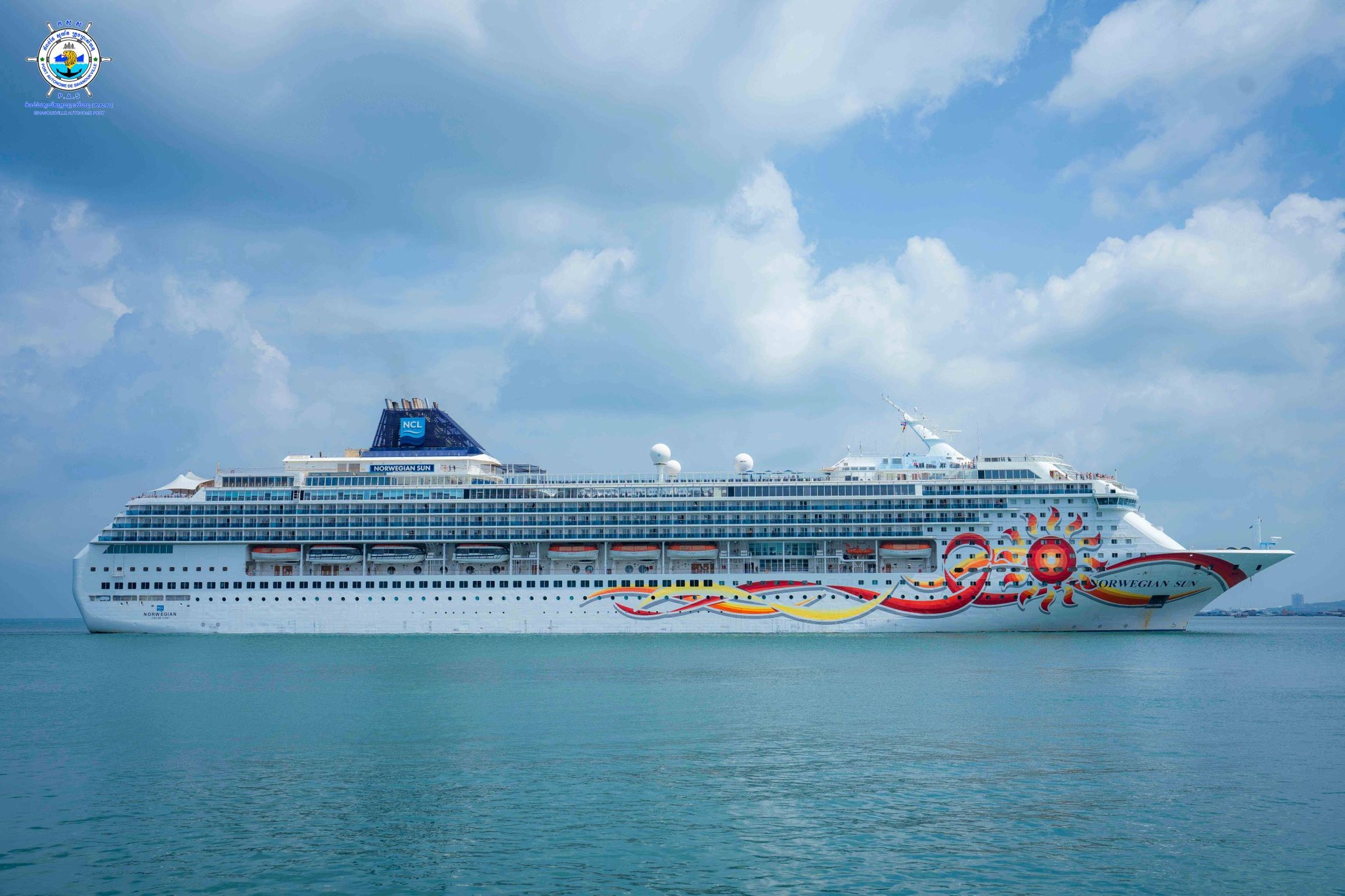 នាវាទេសចរណ៍ឈ្មោះ NORWEGIAN SUN សញ្ជាតិ BAHAMAS
