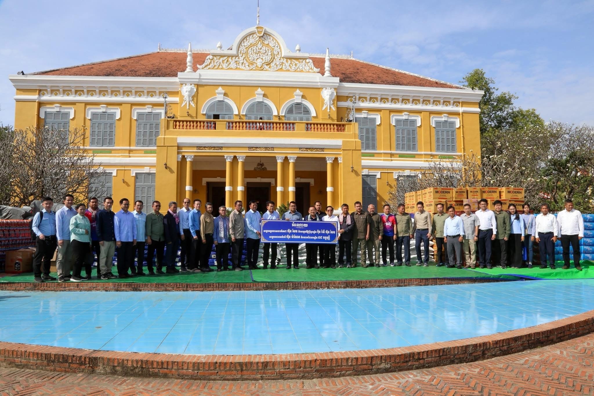 ការប្រគល់អំណោយជូនរដ្ឋបាលខេត្តបាត់ដំបង ដើម្បីចែកជូនដល់វីរកងទ័ពការពារព្រំដែន និងបងប្អូនប្រជាពលរដ្ឋភៀសសឹកក្នុងភូមិសាស្ត្រខេត្តបាត់ដំបង
